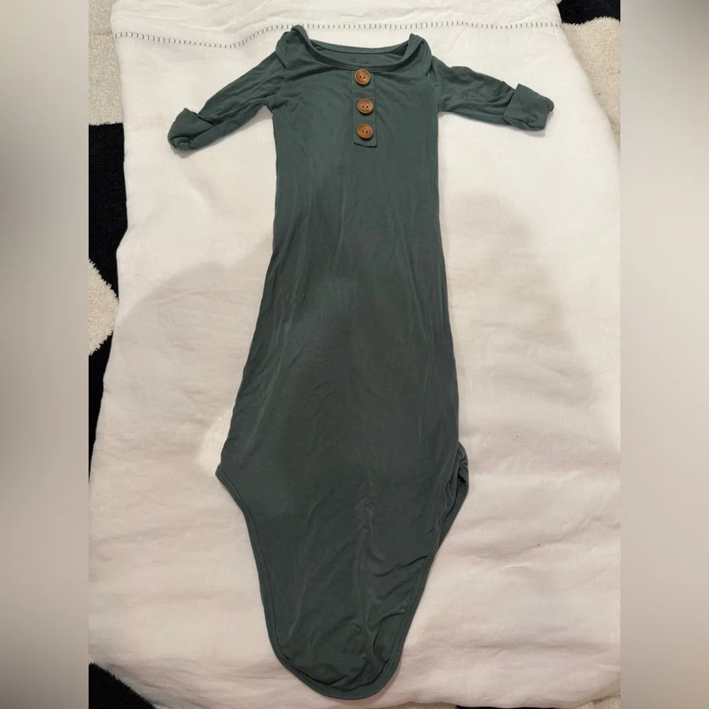 Caden lane knotted gown Emerald Bamboo 0-3 months Like New without Tags - Picture 2 of 5